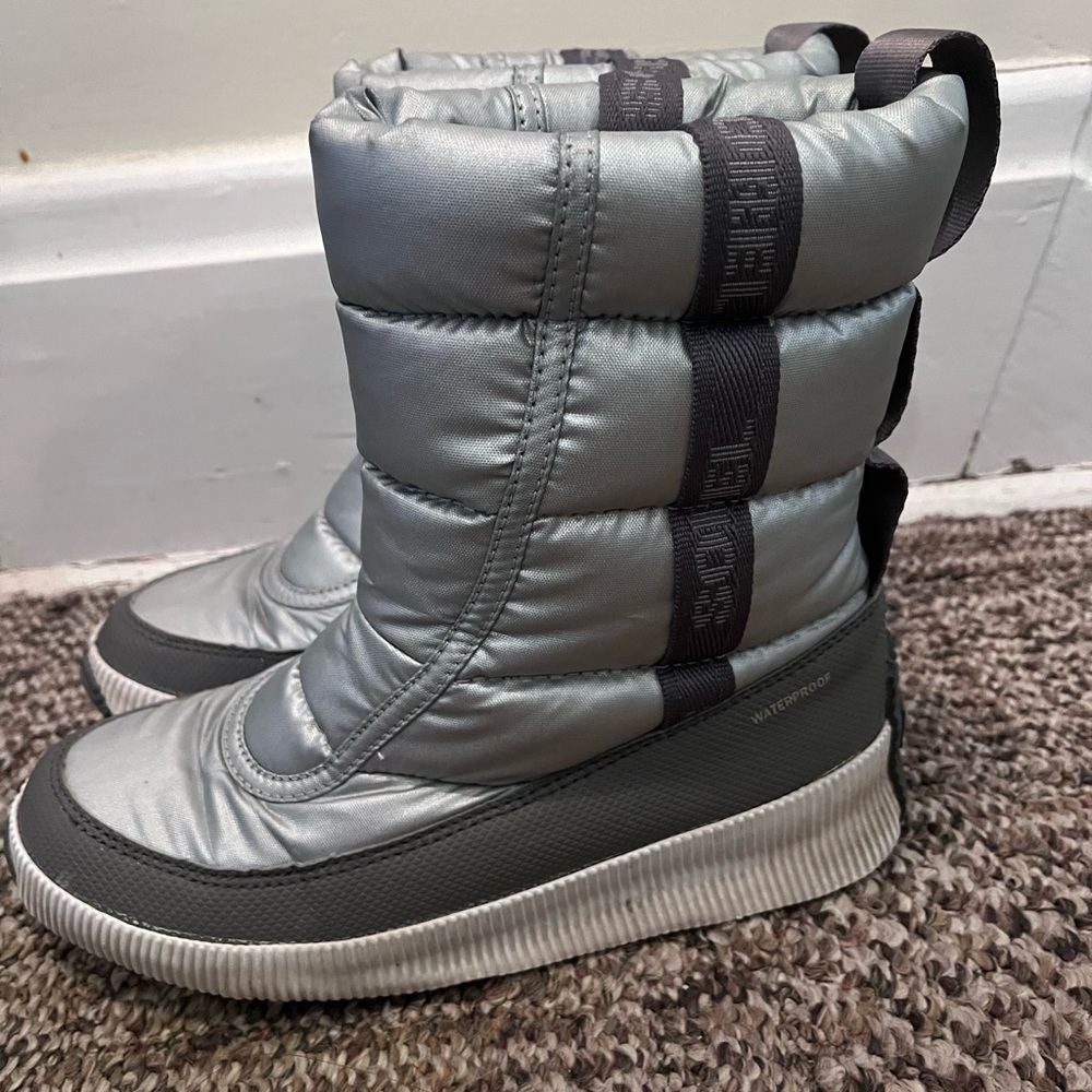 Sorel Women’s Out ‘N About Puffy Mid Silver Moon Style boots Size 7
